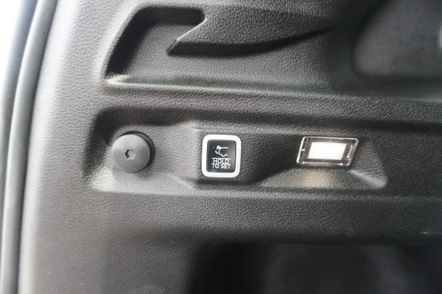 Used 2025  Jeep Laredo X image 9