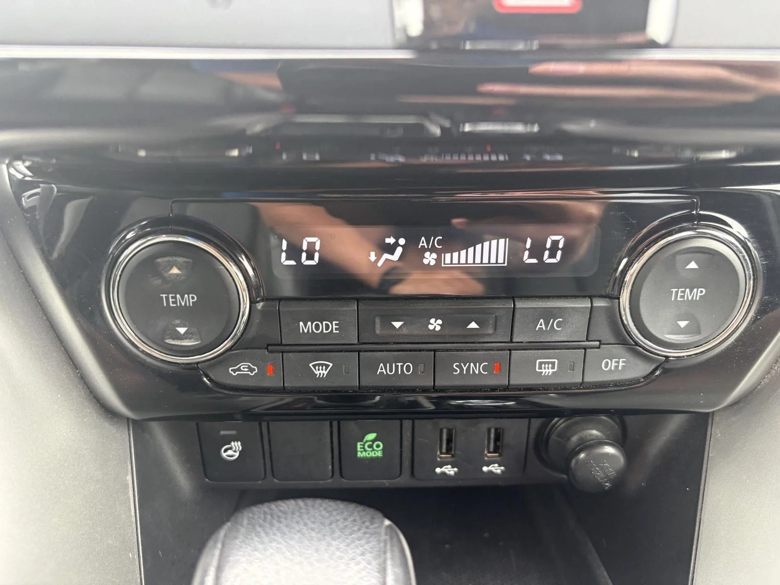 Used 2019 Pearl White Mitsubishi SEL image 22