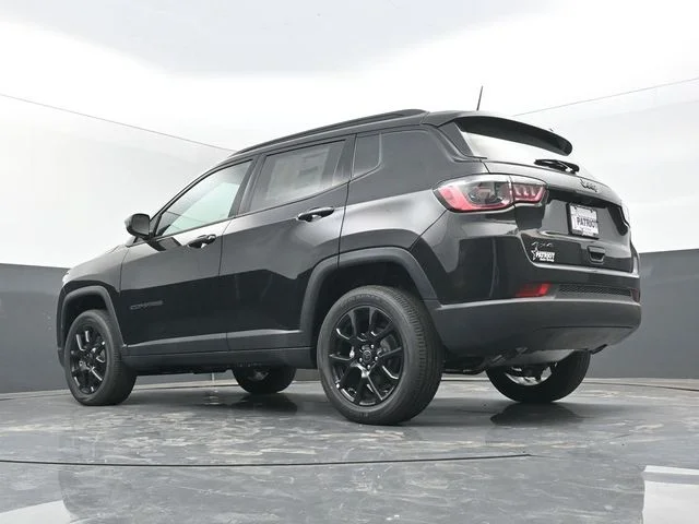 New 2026 Diamond Black Crystal Pearl-Coat Exterior Paint Jeep Latitude image 44