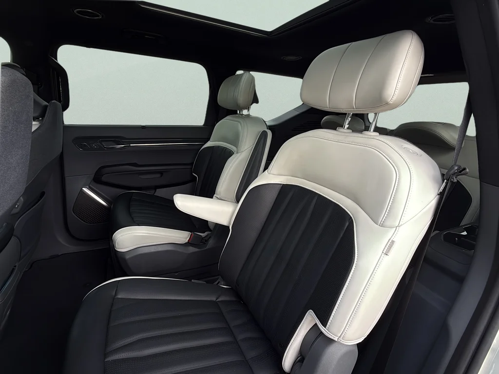Used 2024 Ivory Silver Kia GT-Line image 27
