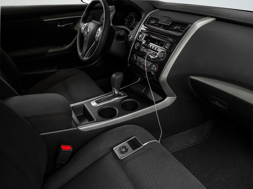 Used 2015 White Nissan 2.5 S image 37