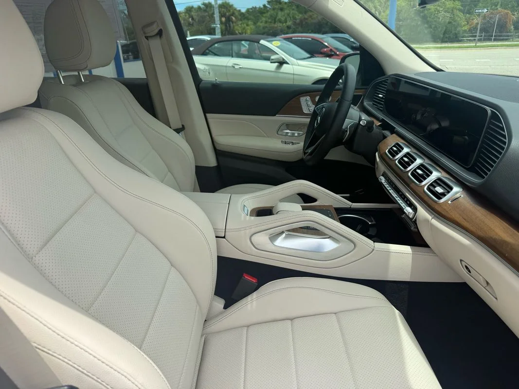 Used 2025  Mercedes-Benz 4MATIC® image 15