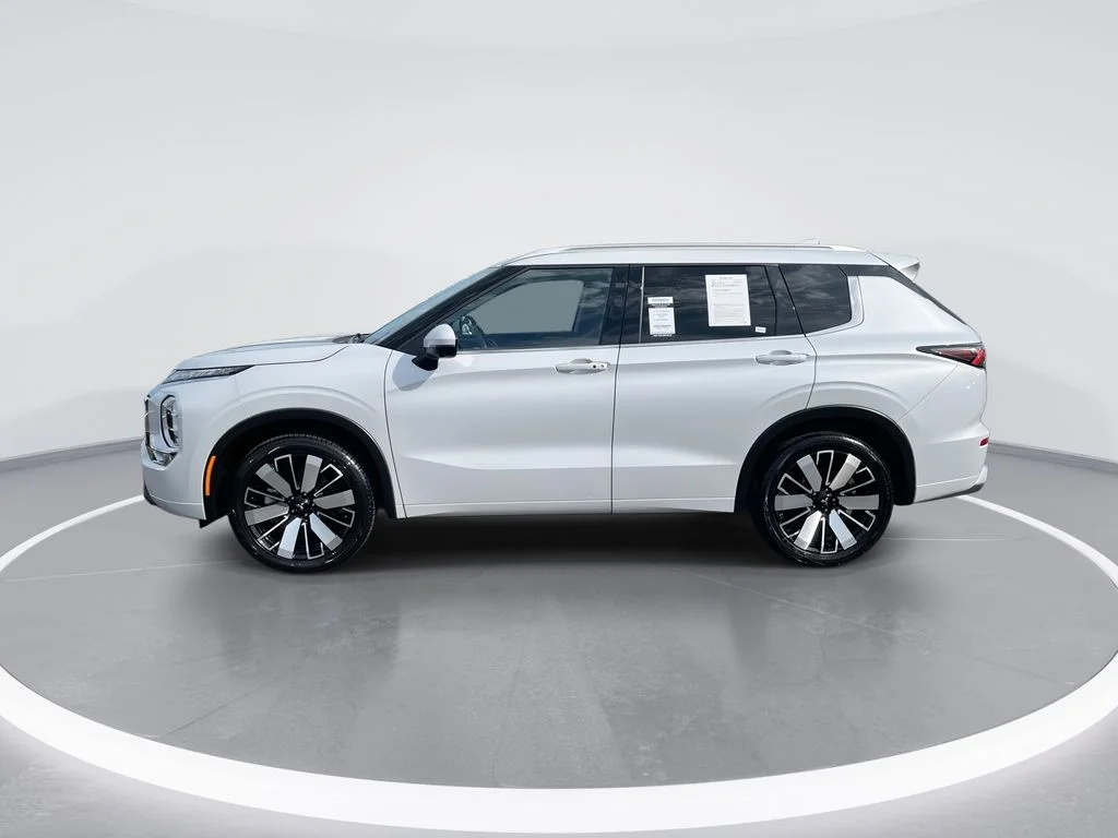 Used 2025 Silver Mitsubishi SEL image 5
