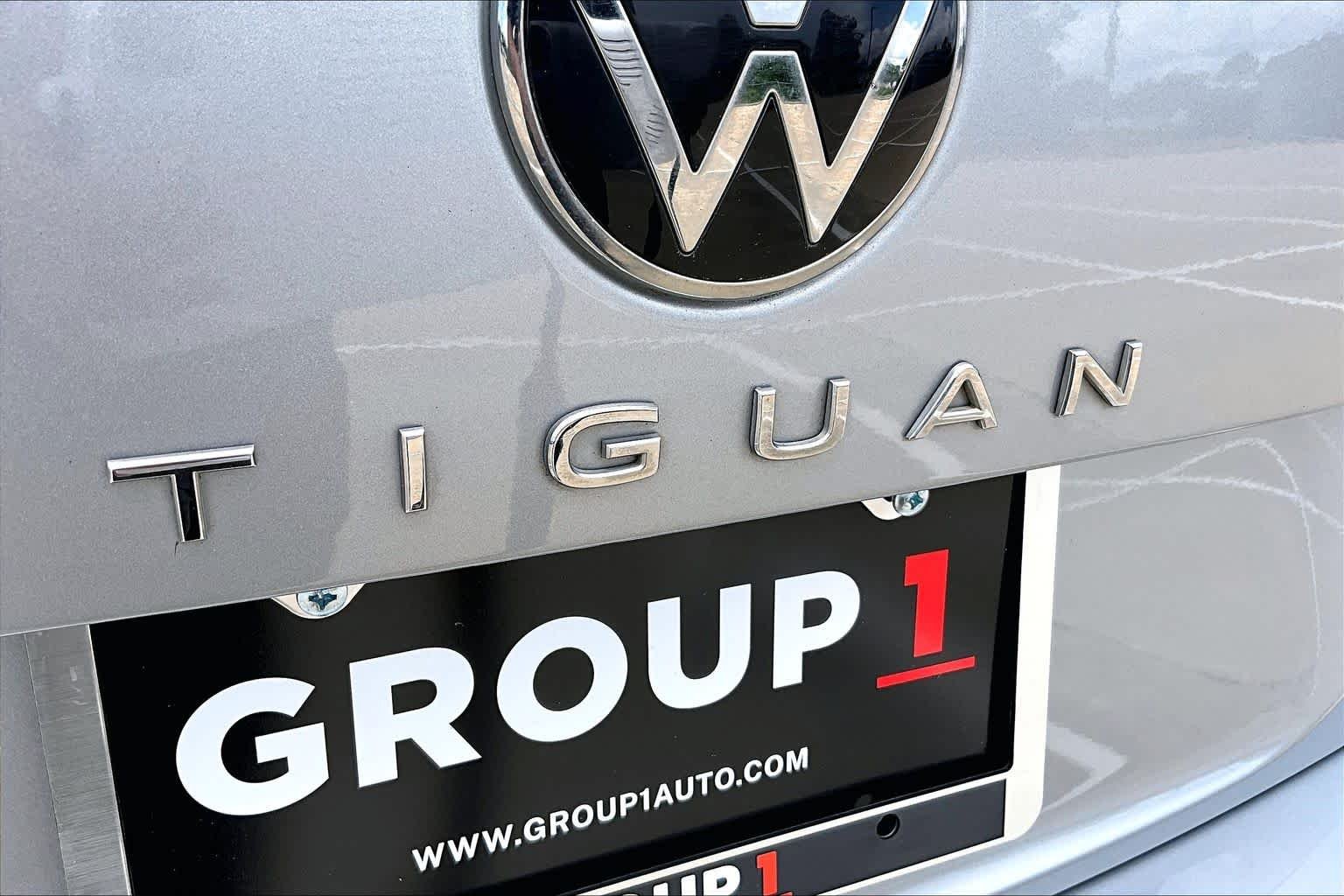 Used 2022 Pyrite Silver Metallic Volkswagen SE image 9