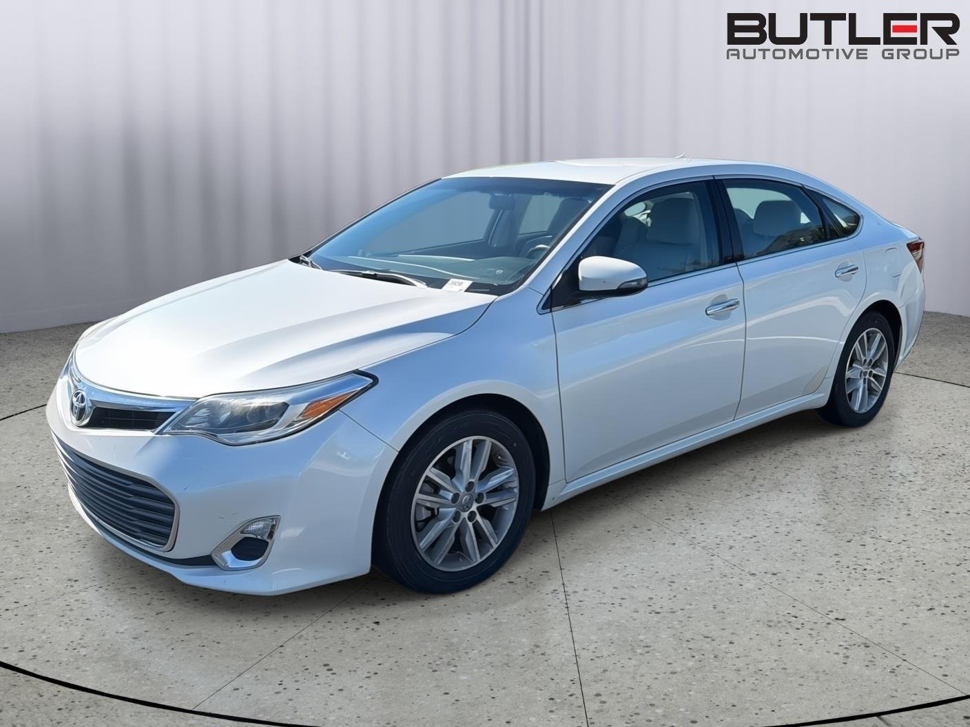 Used 2015 Blizzard Pearl Toyota XLE image 2