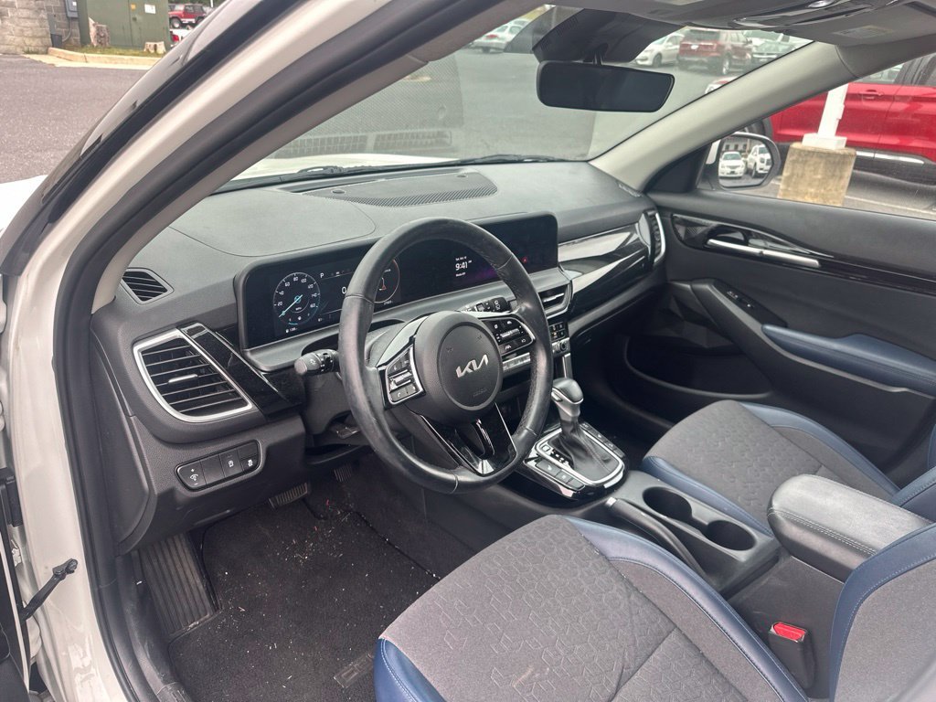 Used 2024 White Kia S image 19