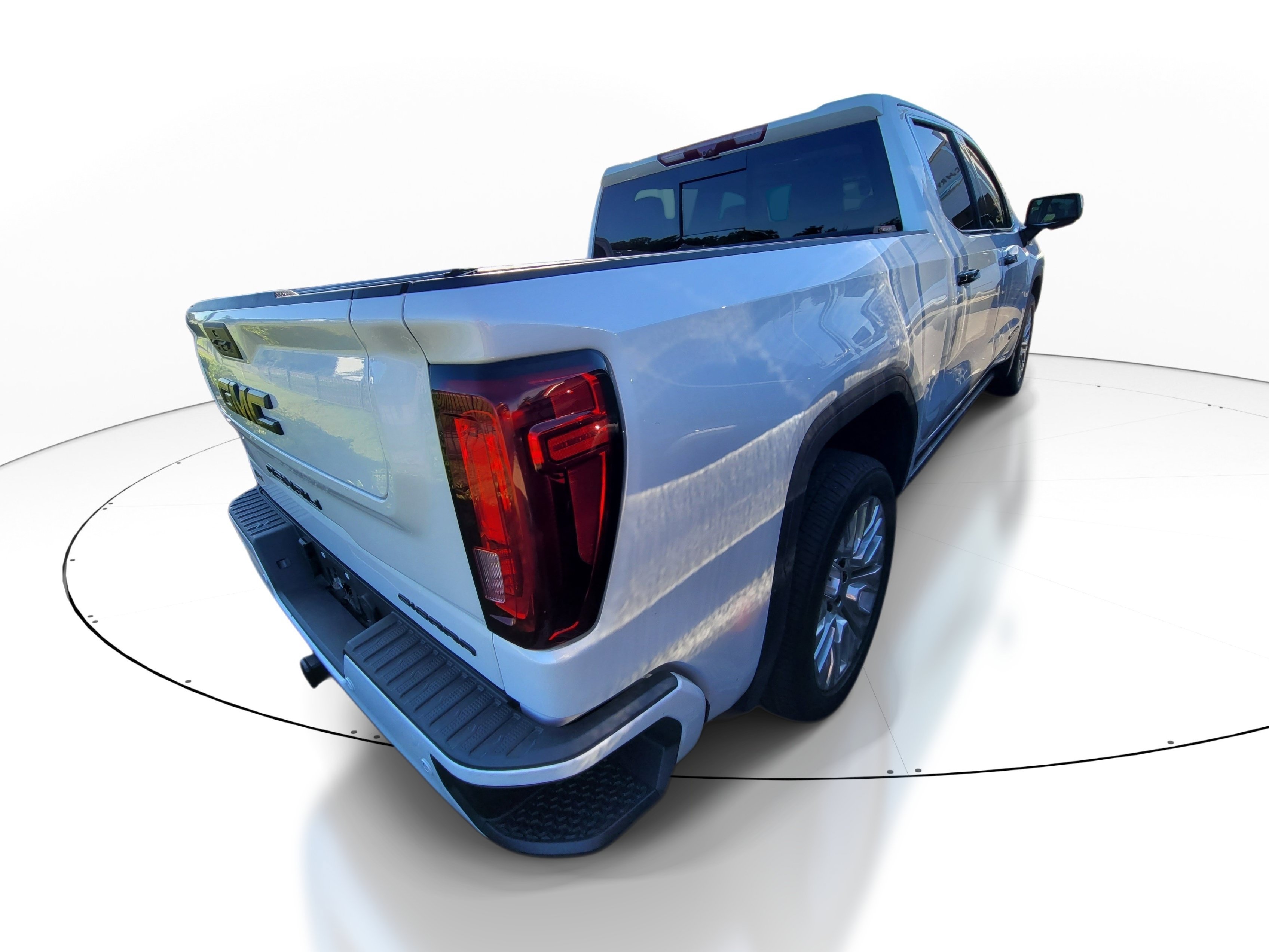 Used 2021 White Frost Tricoat GMC Denali image 4