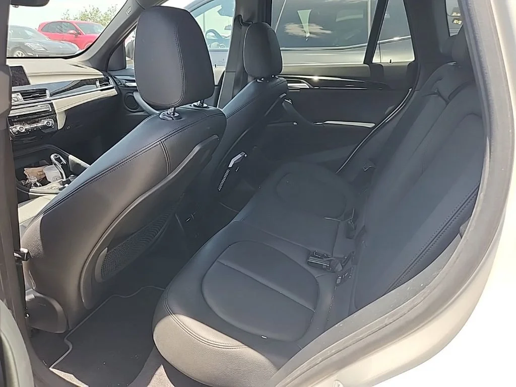 Used 2021 Alpine White BMW sDrive28i image 3