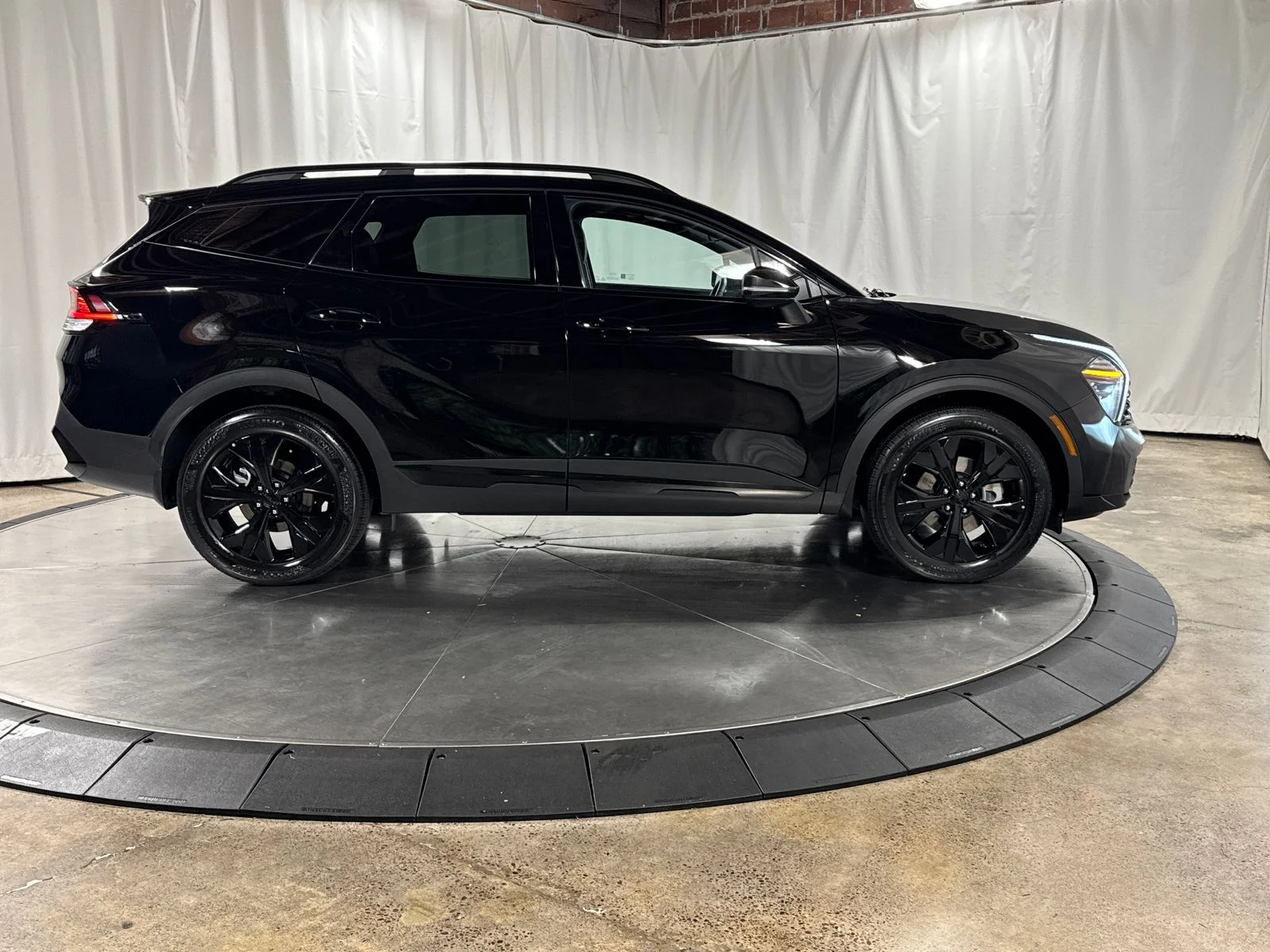 Used 2025 Black Kia X-Line image 9