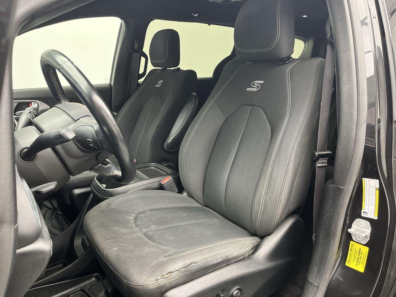Used 2018 Brilliant Black Crystal Pearlcoat Chrysler Touring Plus image 9
