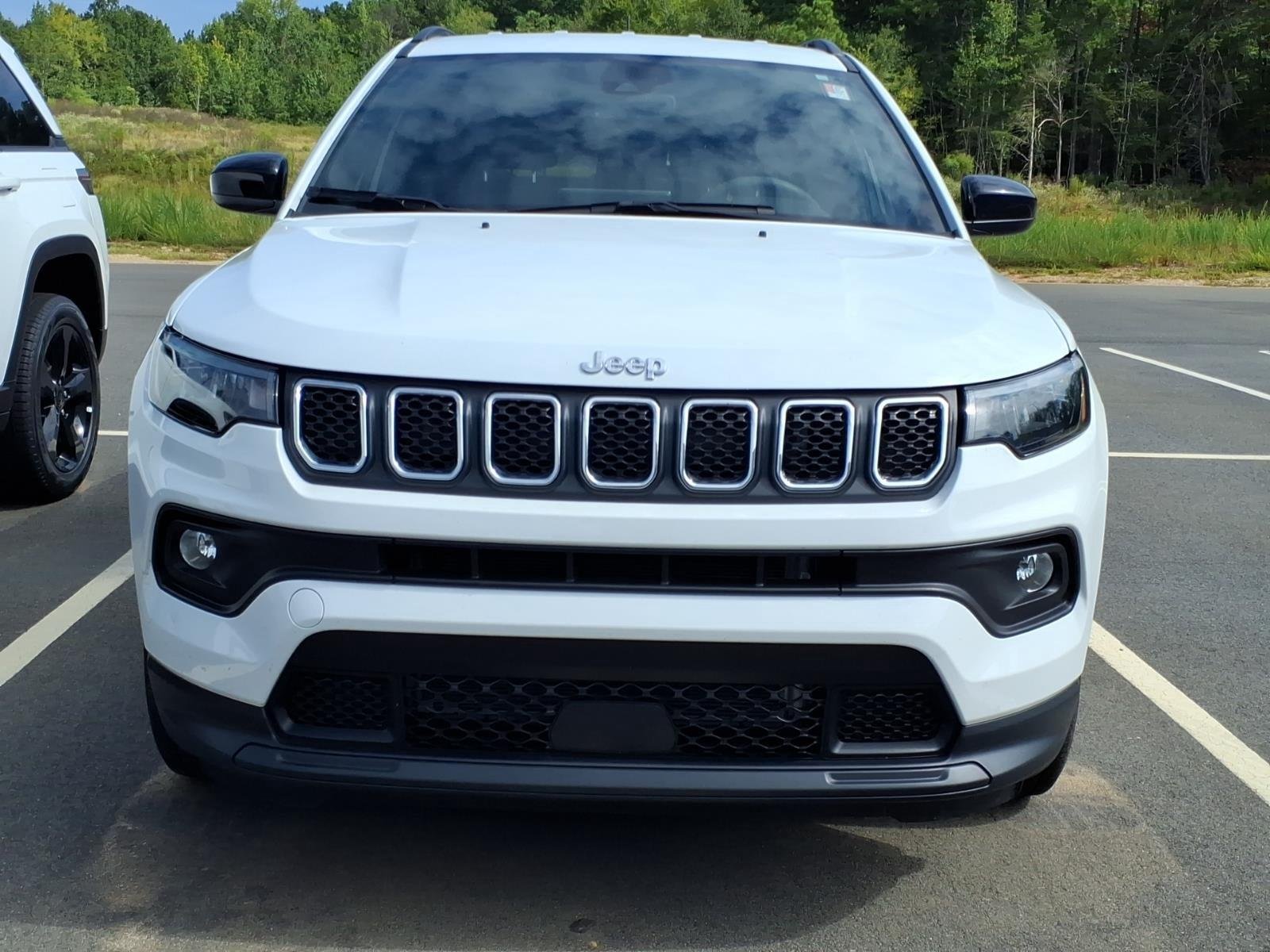 Used 2024 Bright White Clearcoat Jeep Latitude Lux image 4