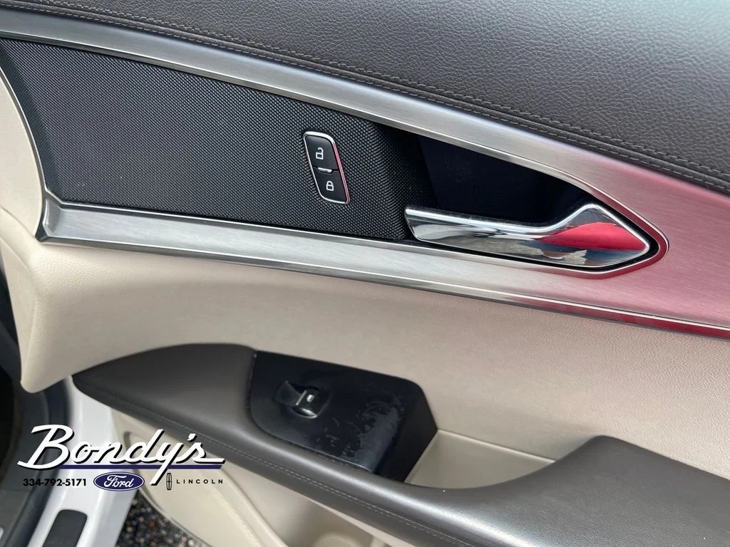 Used 2019 White Platinum Clearcoat Metallic Lincoln Standard image 20