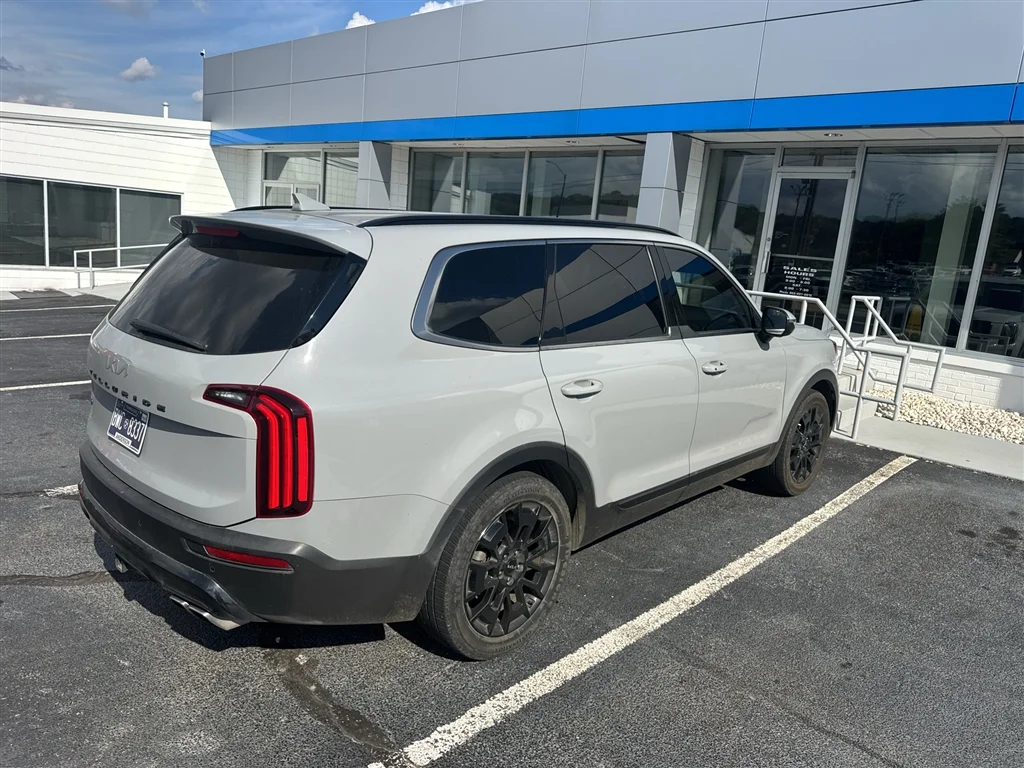 Used 2022 Wolf Gray Kia EX image 4