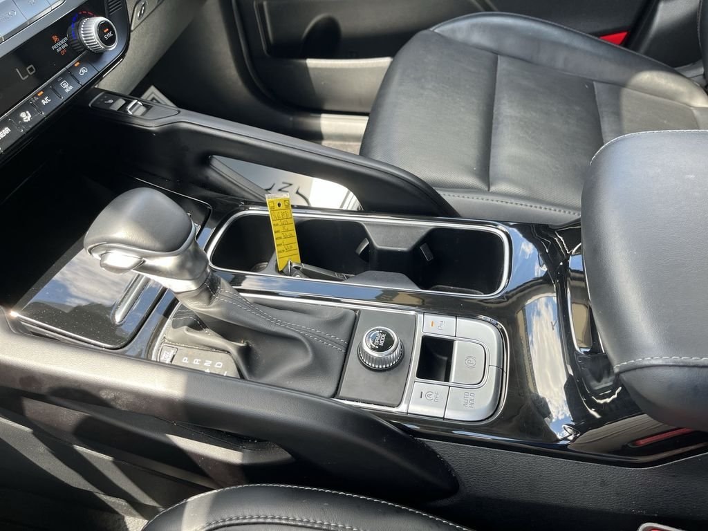 Used 2025 White Kia S image 21