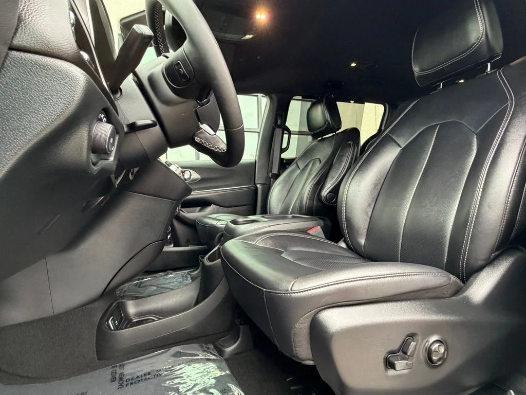Used 2025 White Chrysler Select image 10