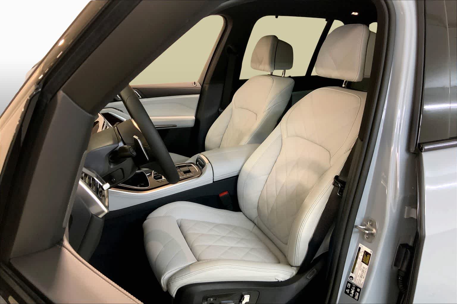 New 2026 Black Sapphire Metallic BMW xDrive40i image 5