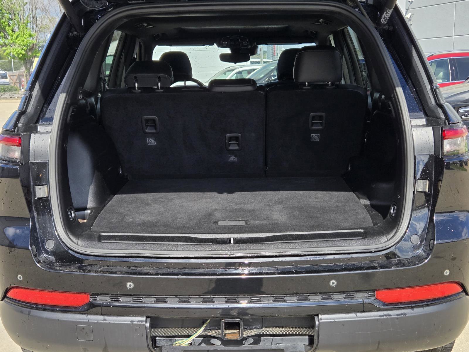 Used 2023 Diamond Black Crystal Pearlcoat Jeep Altitude image 11