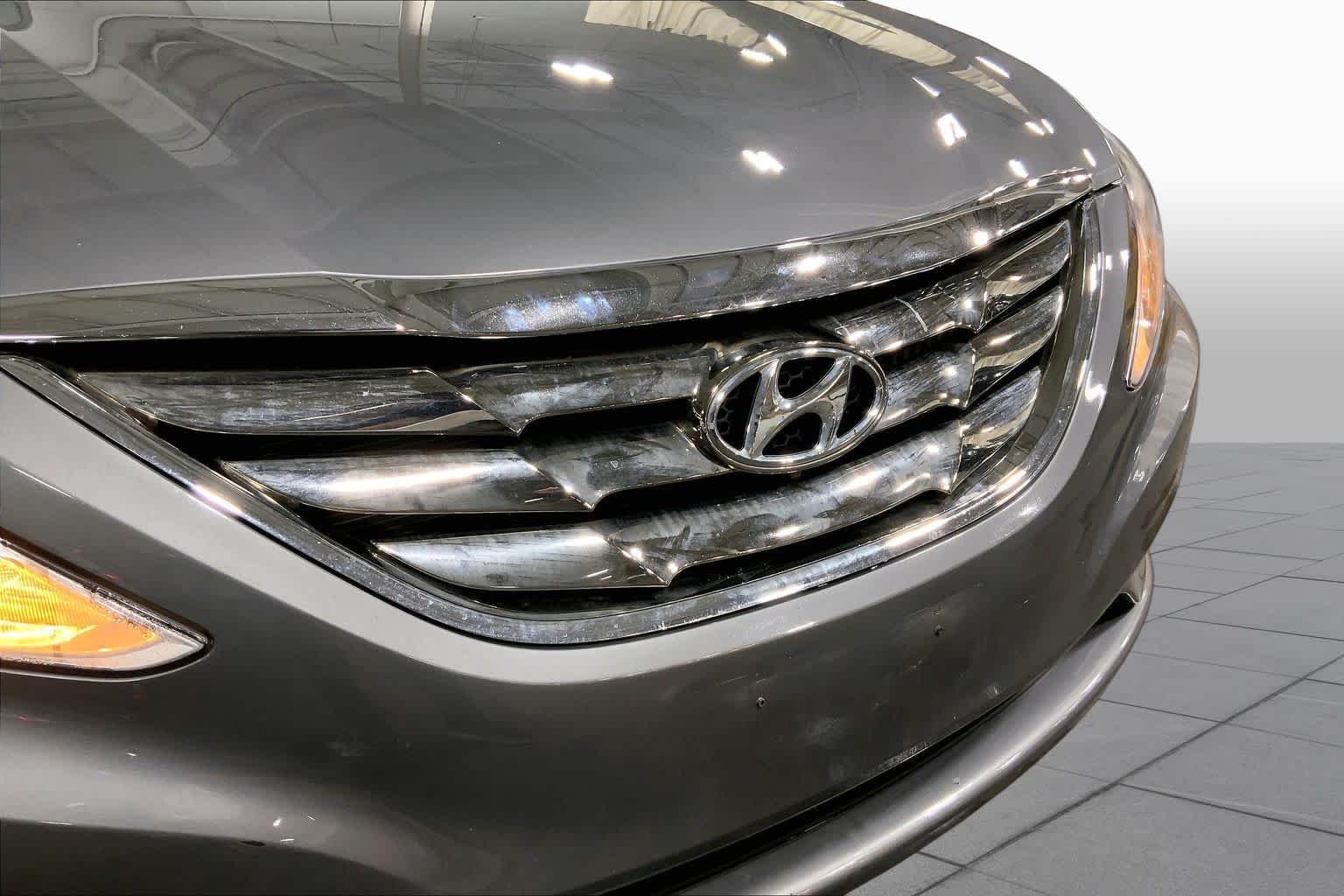 Used 2011 Harbor Gray Metallic Hyundai SE image 29