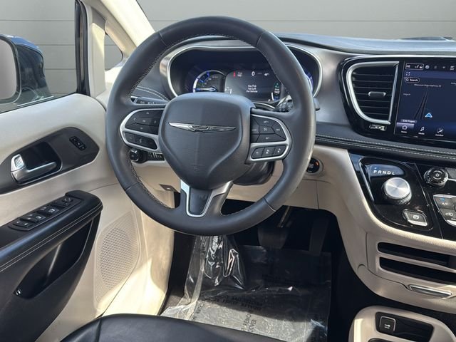 Used 2024 Black Chrysler Select image 13