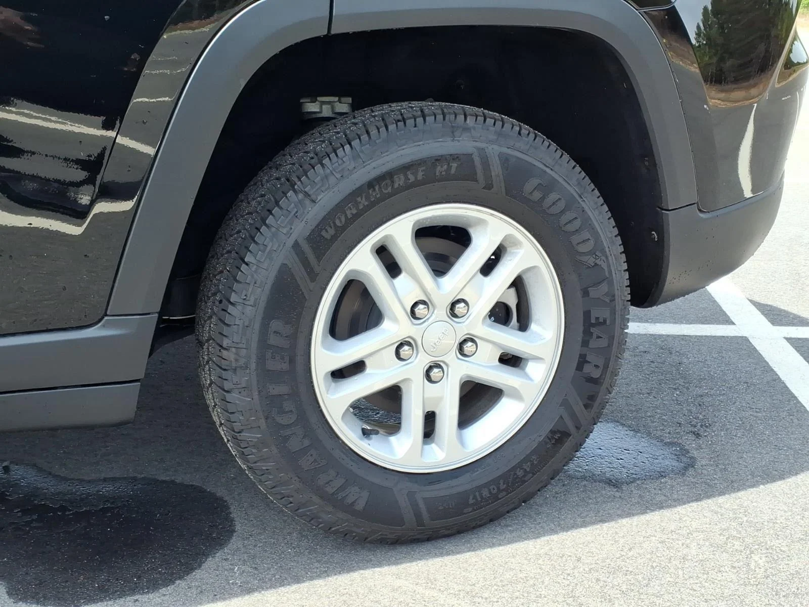 Used 2023 Diamond Black Crystal Pearlcoat Jeep Laredo image 10