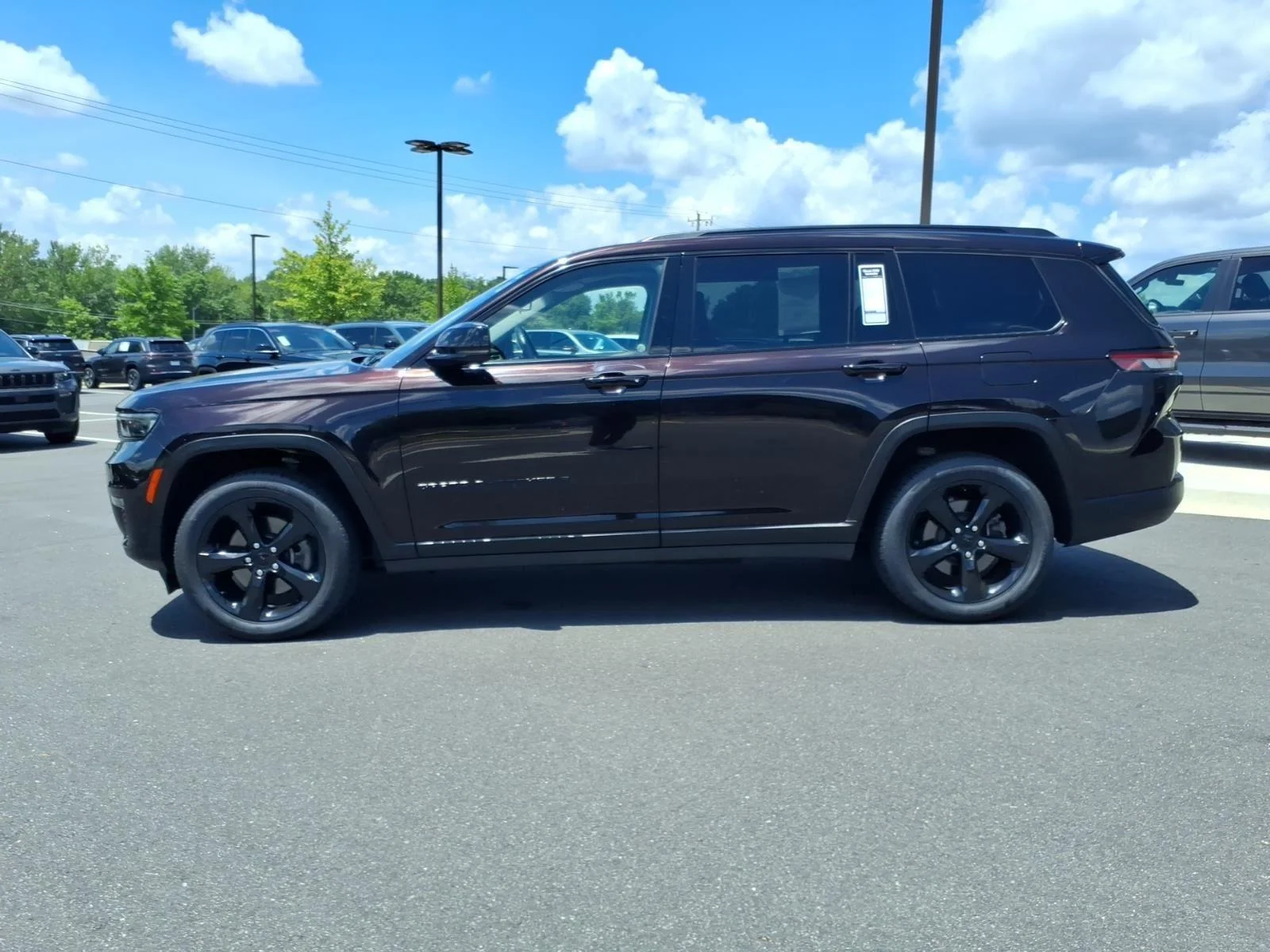 Used 2022 Ember Pearlcoat Jeep Limited image 3