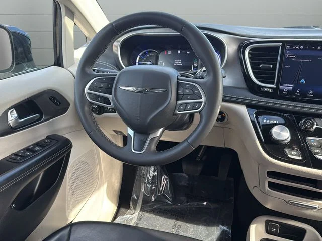 Used 2024 Black Chrysler Select image 13