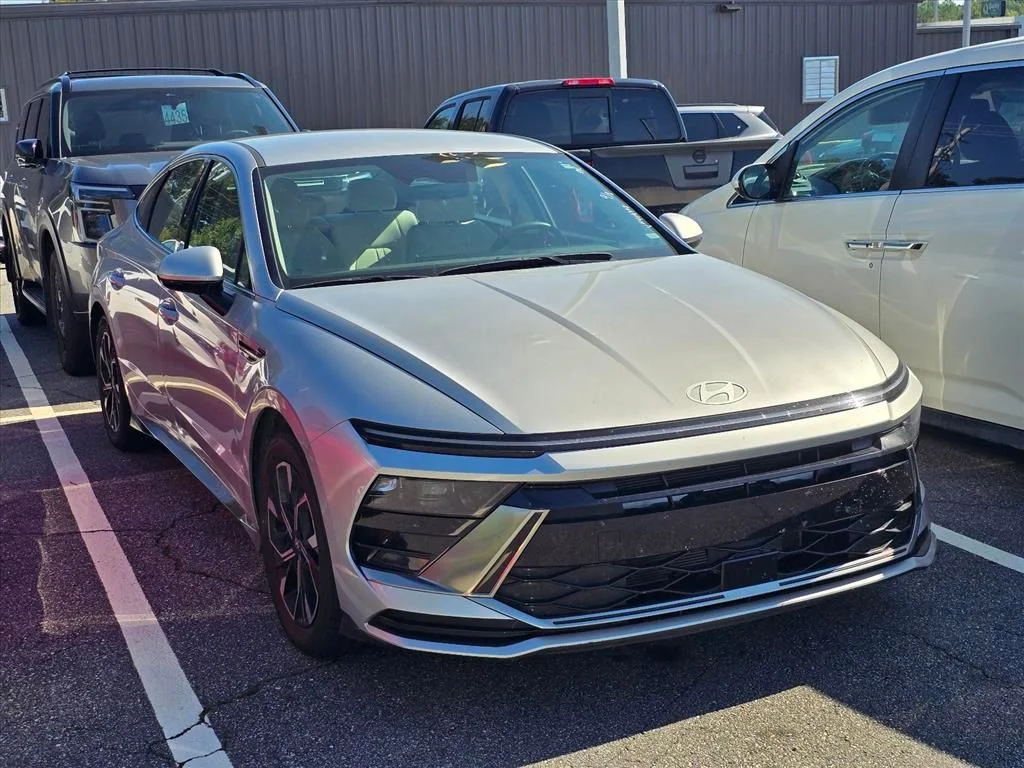 Used 2024 Silver Hyundai SEL image 9