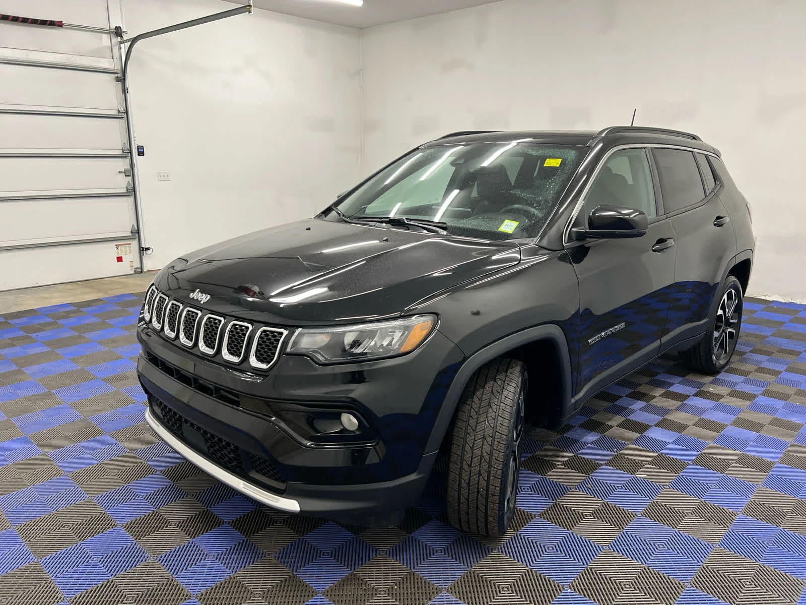 Used 2023 Diamond Black Crystal Pearlcoat Jeep Limited image 8