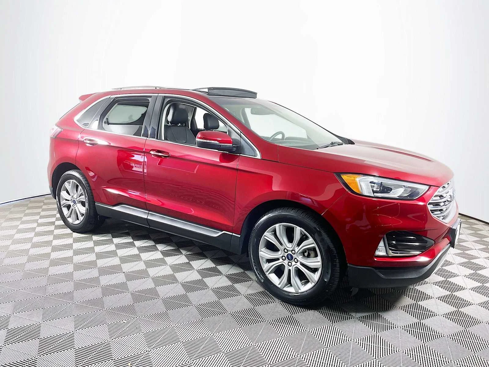 Used 2019  Ford Titanium image 3
