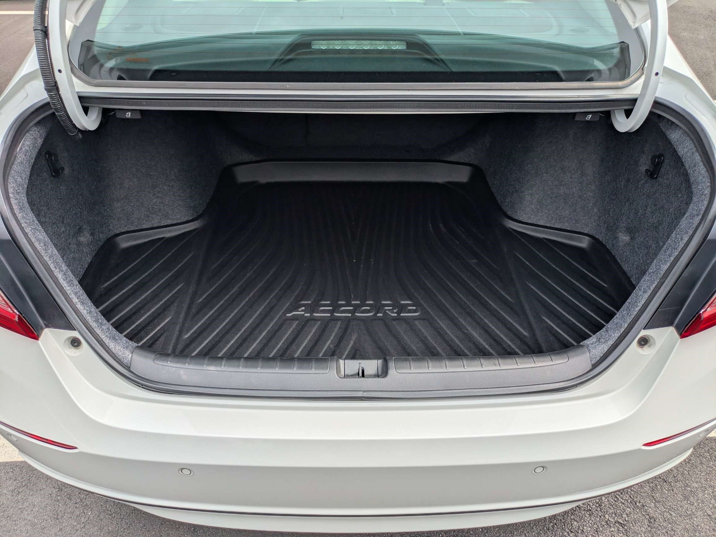 Used 2022 Platinum White Pearl Honda Touring image 18