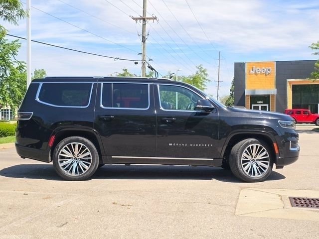 Used 2025 Diamond Black Crystal Pearlcoat Jeep Base image 38