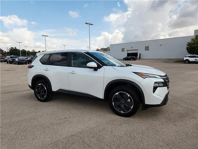 Used 2024 Everest White Pearl Nissan SV image 6