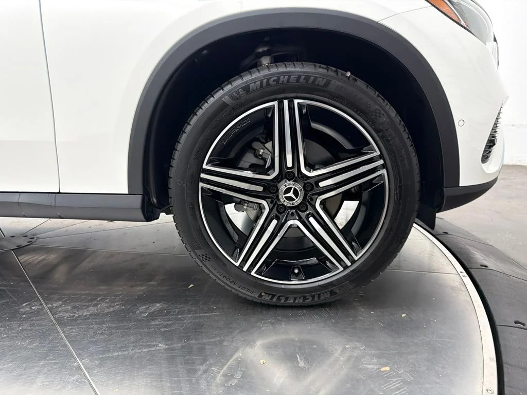 New 2027 White Mercedes-Benz GLC 300 image 9