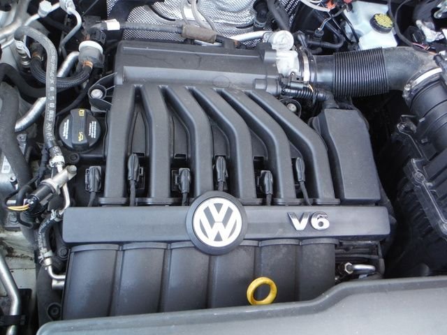 Used 2019 White Volkswagen 3.6L V6 SE image 7