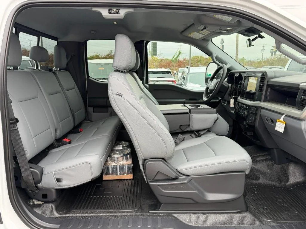 New 2027 Oxford White Ford F-350® XL image 4