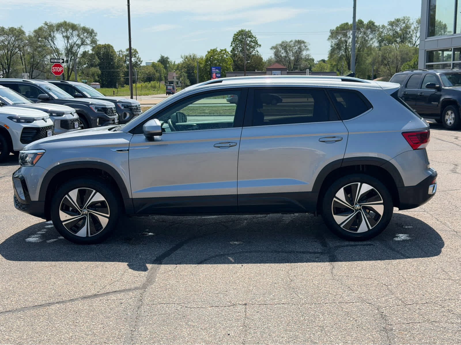 Used 2024 Silver Volkswagen SE image 2