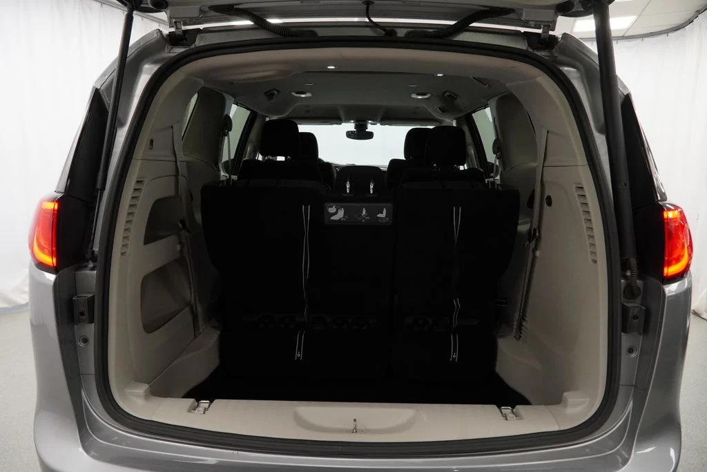 Used 2019 Silver Chrysler Touring Plus image 41