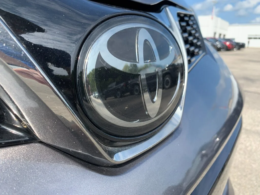 Used 2018 Gray Toyota SE Premium image 39