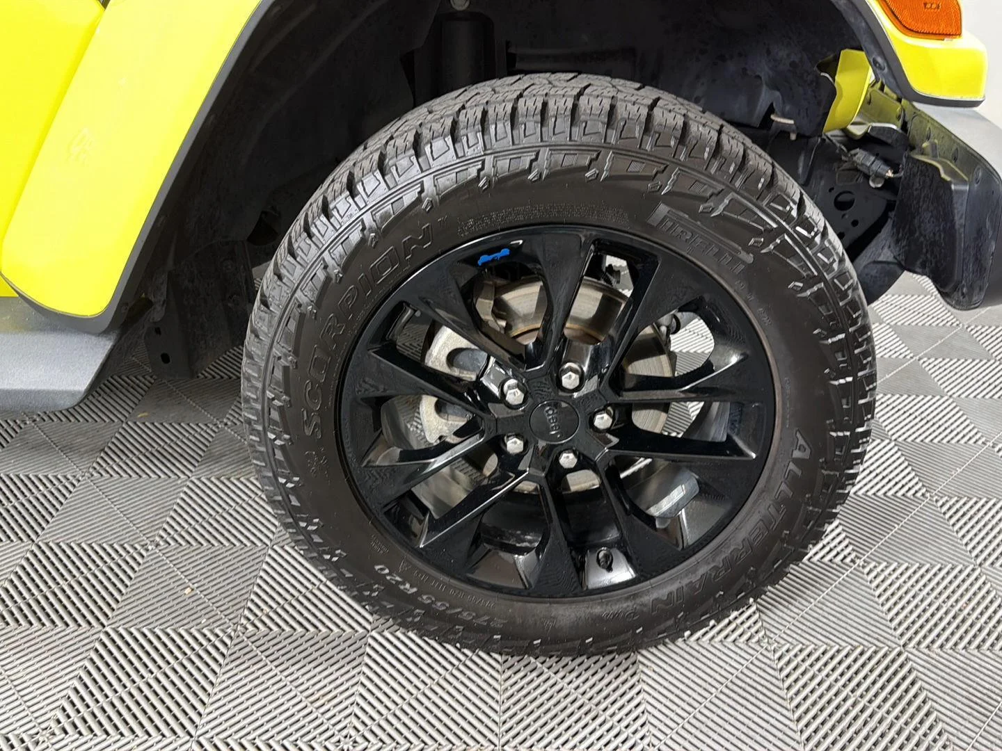 Used 2022 High Velocity Clearcoat Jeep Unlimited Sahara image 14