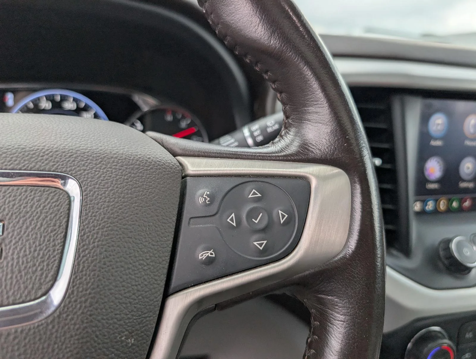 Used 2020 White Frost Tricoat GMC SLT image 13