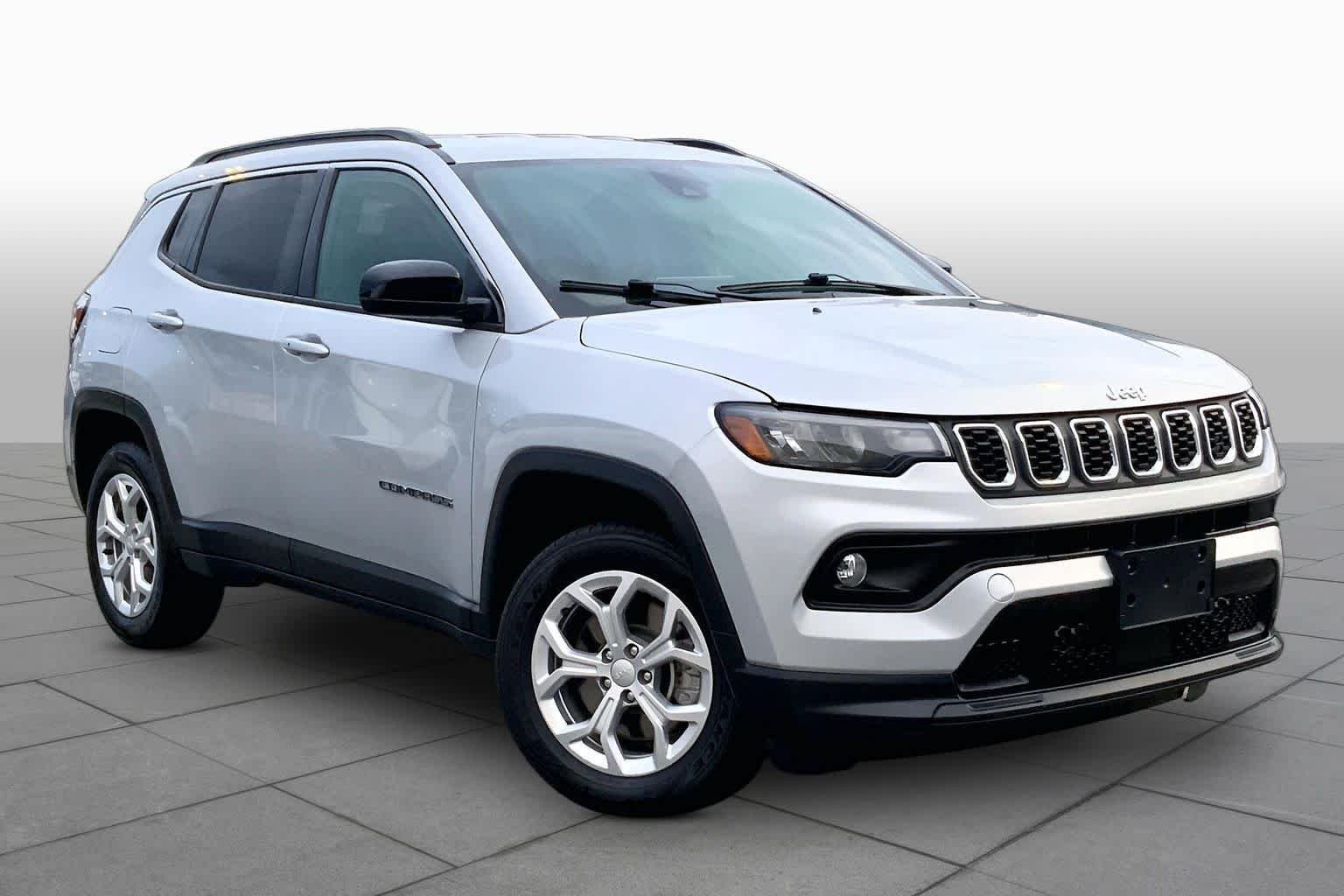 Used 2024 Silver Zynith Metallic Clearcoat Jeep Latitude image 3