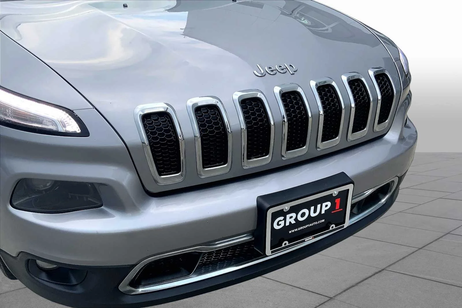 Used 2015 Billet Silver Metallic Clearcoat Jeep Limited image 32