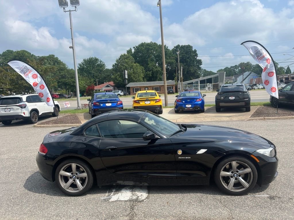 Used 2009 Black BMW sDrive30i image 3