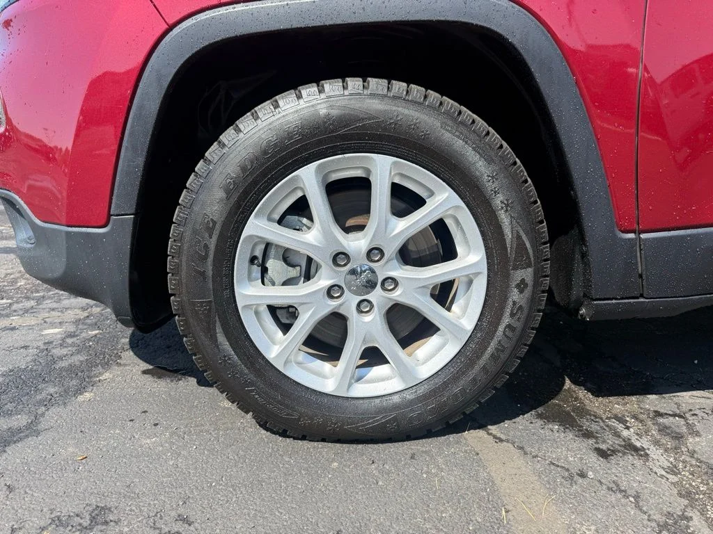 Used 2017 Red Jeep Latitude image 10