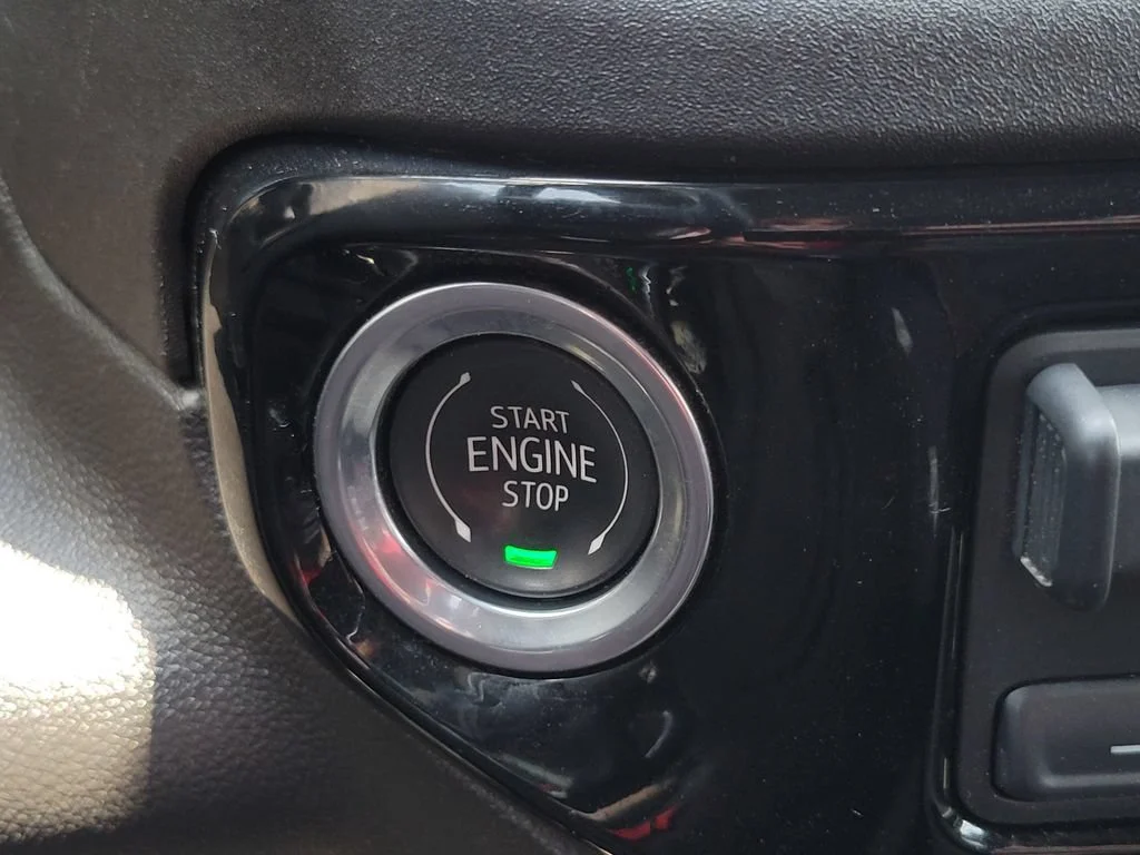 Used 2025 Summit White Chevrolet LT image 34