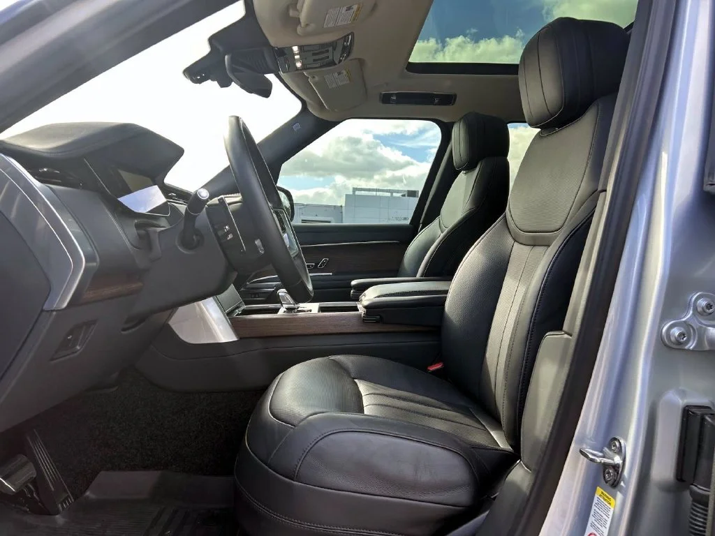 Used 2025  Land Rover SE image 15