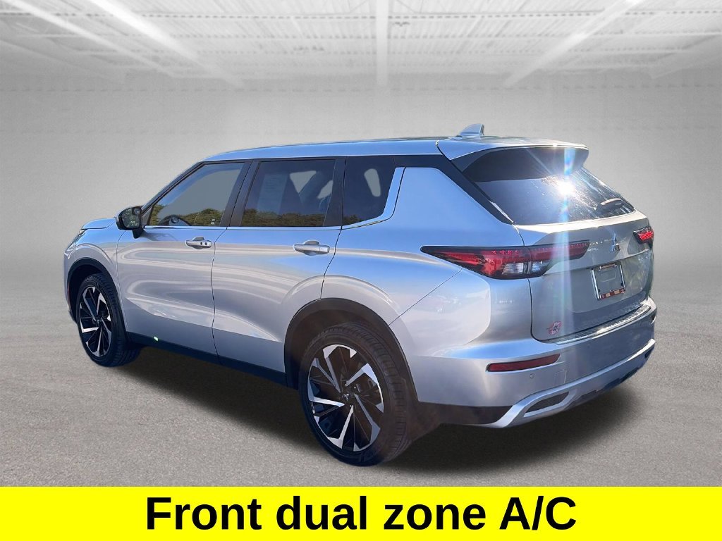 Used 2022 Silver Mitsubishi SE image 3