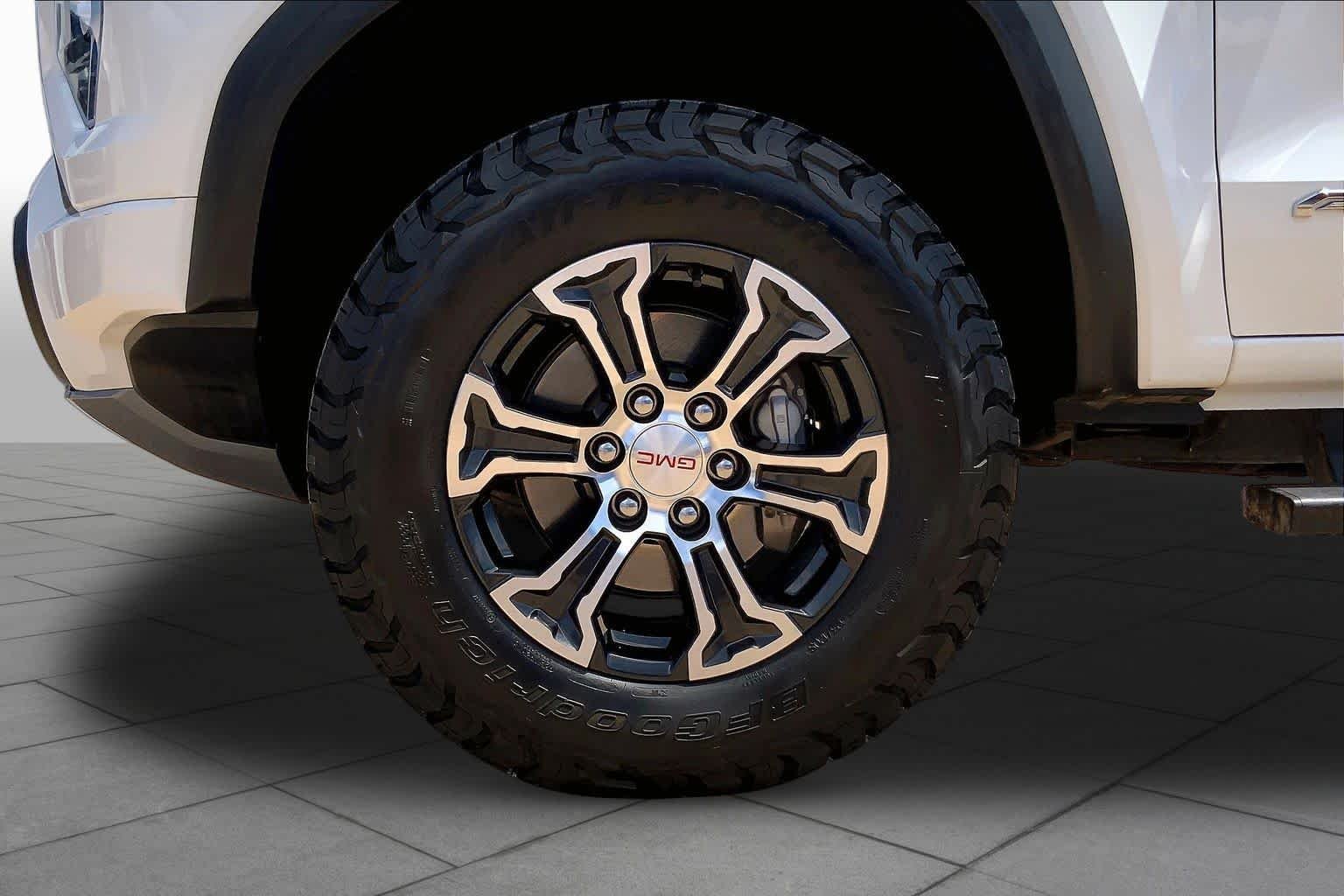 Used 2024 Summit White GMC 4WD AT4 image 19