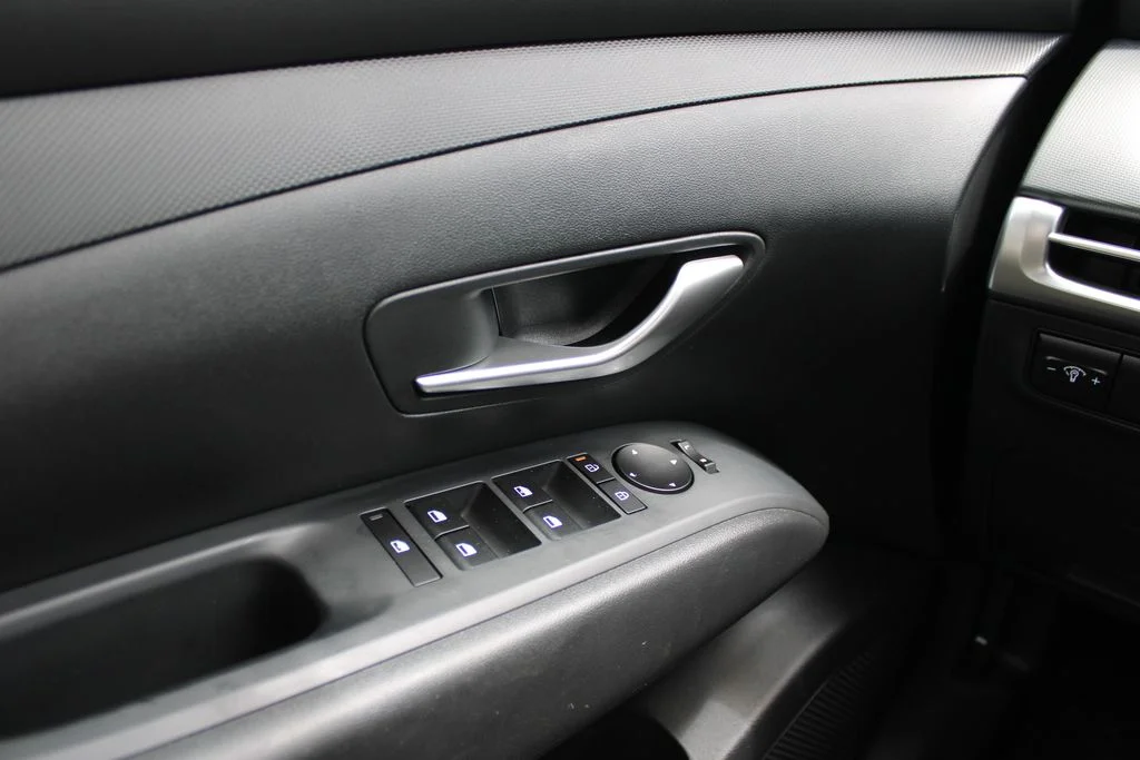 Used 2025 White Hyundai SE image 10