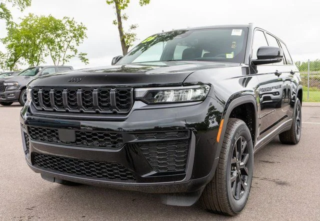 New 2026 Diamond Black Crystal Pearlcoat Jeep Altitude image 2